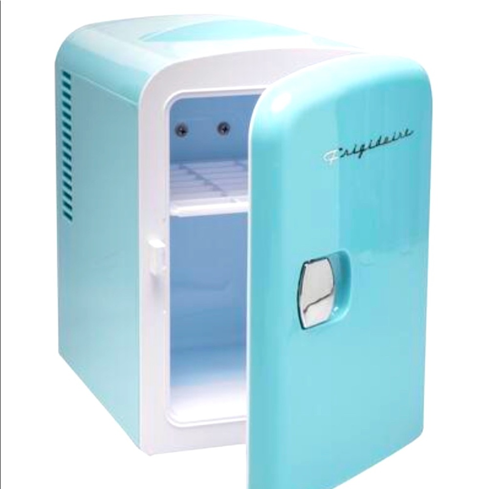 Mini Fridge 🧊— Frigidaire - Picture 4 of 8